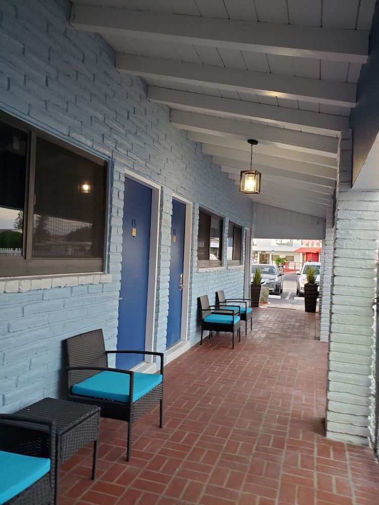 Hollywood Gardens Inn & Suites 2