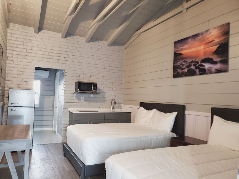 Hollywood Gardens Inn & Suites 3