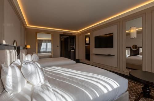 GoldenEye Hotel & Casino 3