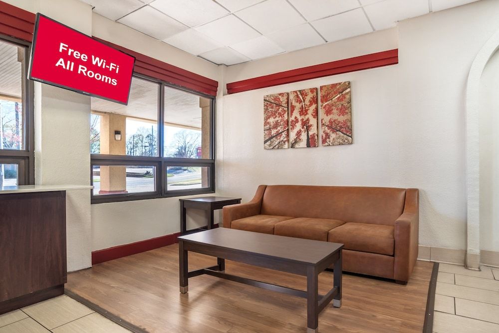 HomeTowne Studios by Red Roof Montgomery - Midtown 2