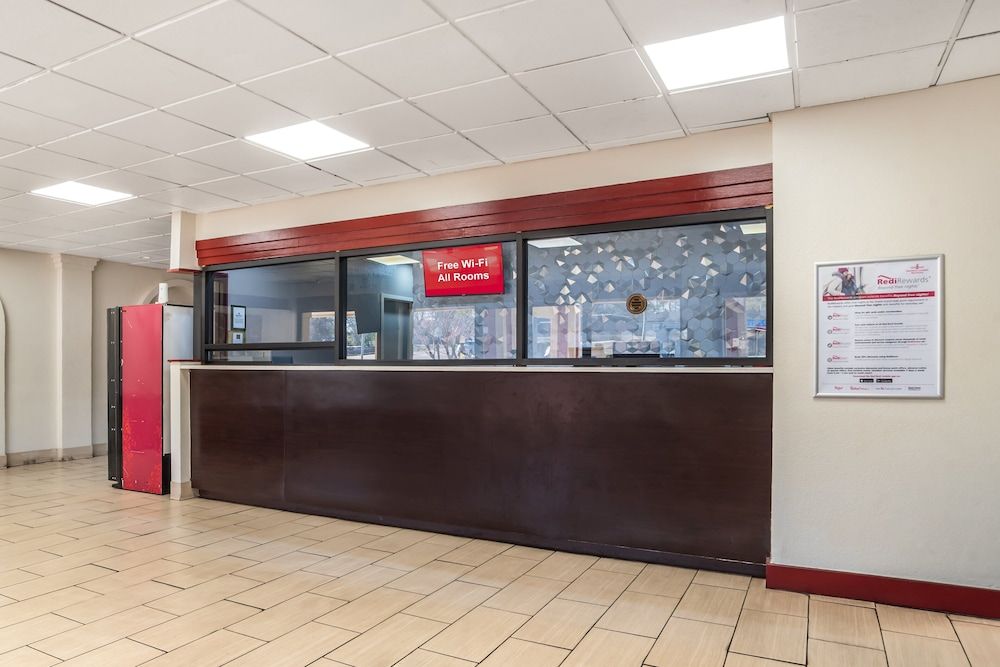 HomeTowne Studios by Red Roof Montgomery - Midtown 3