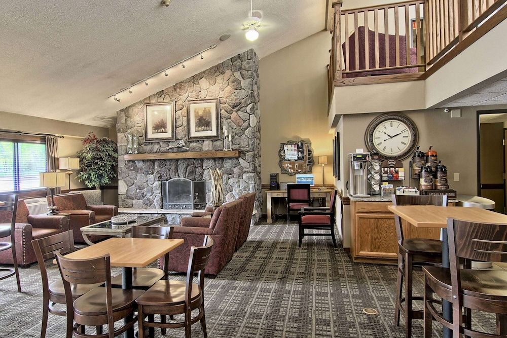 Blossom Hotel & Suites Traverse City 3