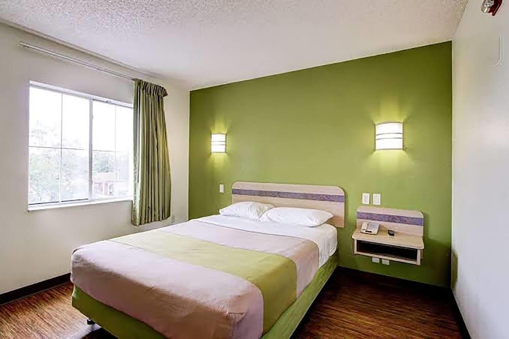 Super 8 by Wyndham Aurora East 2