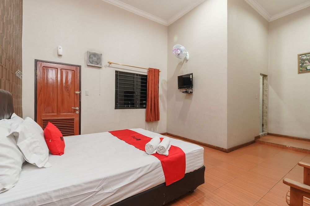 RedDoorz near Danau Toba Parapat 3