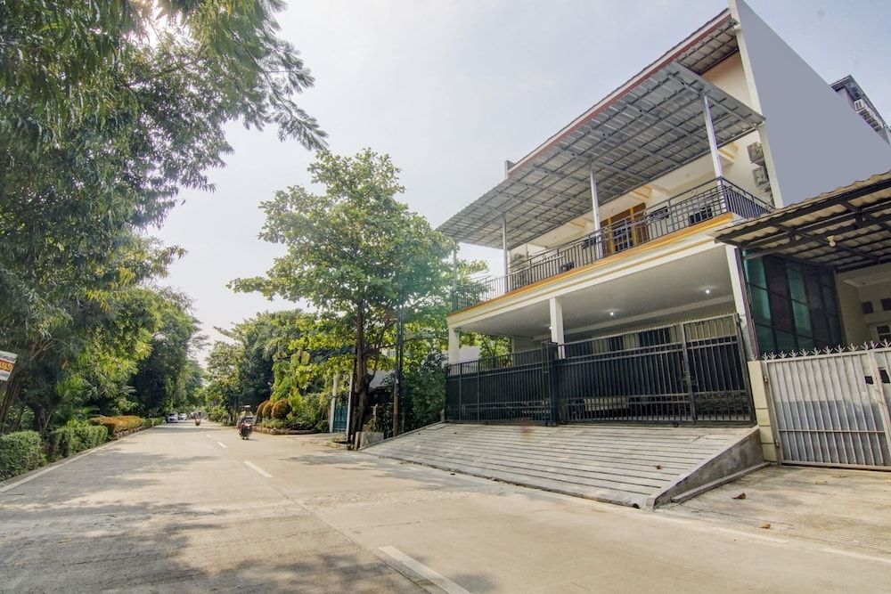 OYO 90322 Joy Homestay Near Bella Terra Lifestyle Center -1 estrellas en Jakarta