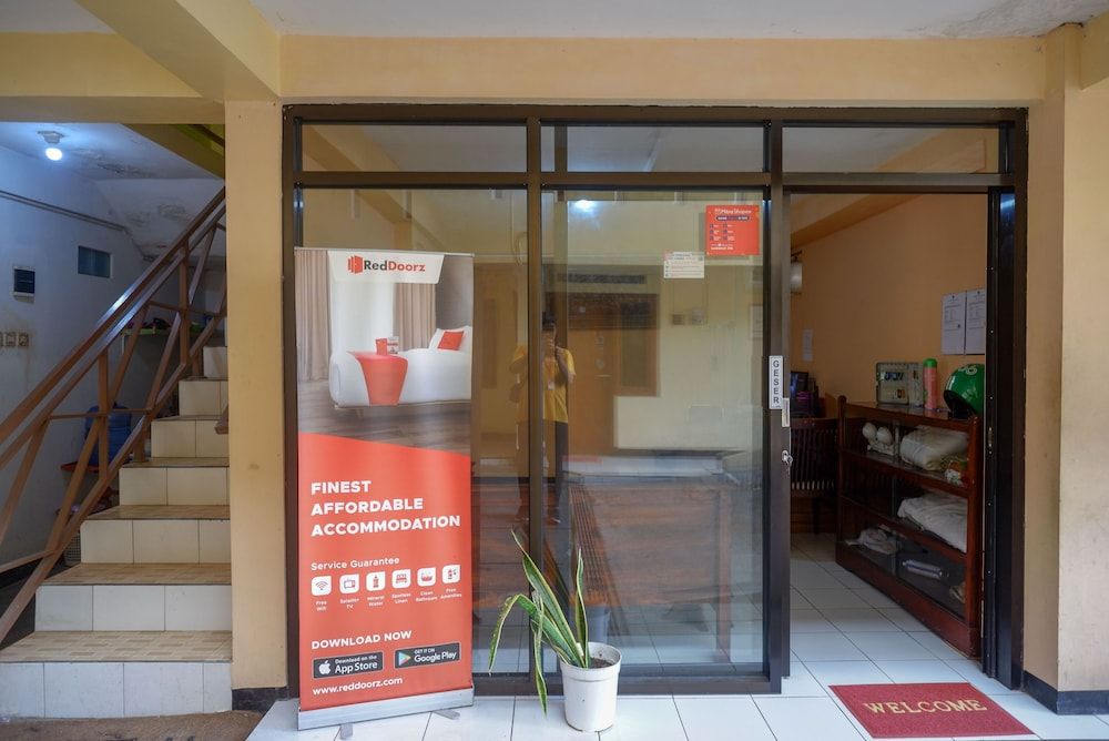 RedDoorz Syariah near GOR Satria 4 2