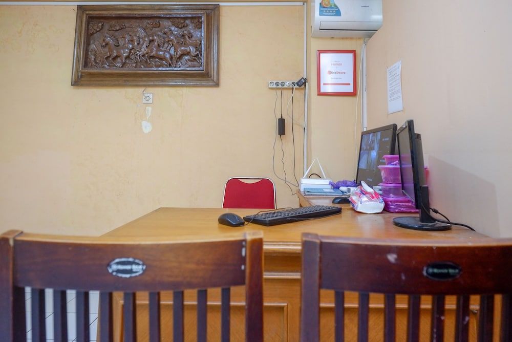 RedDoorz Syariah near GOR Satria 4 3