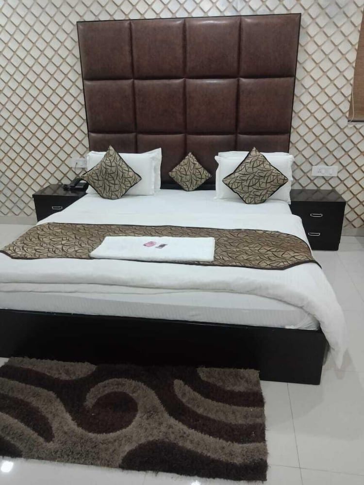 Hotel Mandakini Lush