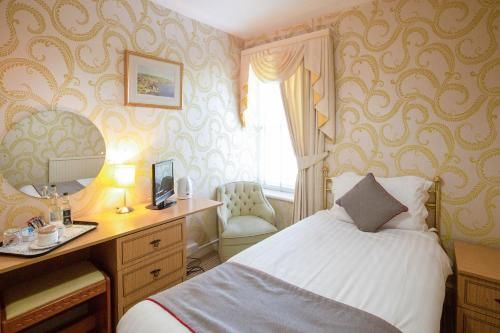 OYO Lamphey Hall Hotel 3