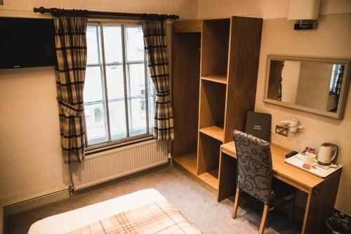 OYO The Red Lion Hotel 2