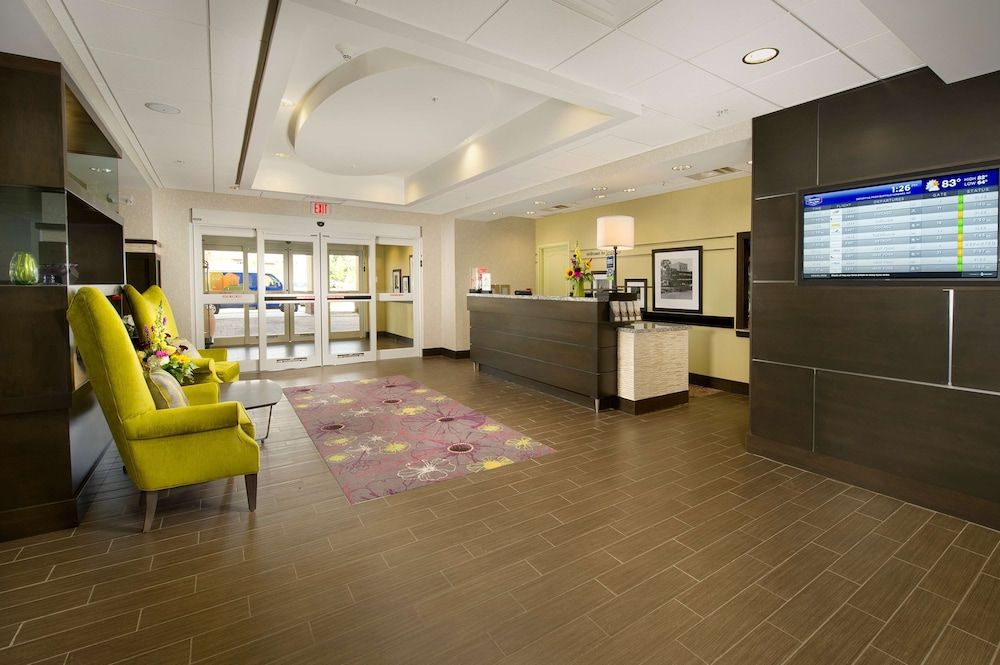 Hampton Inn & Suites Buffalo Airport 2