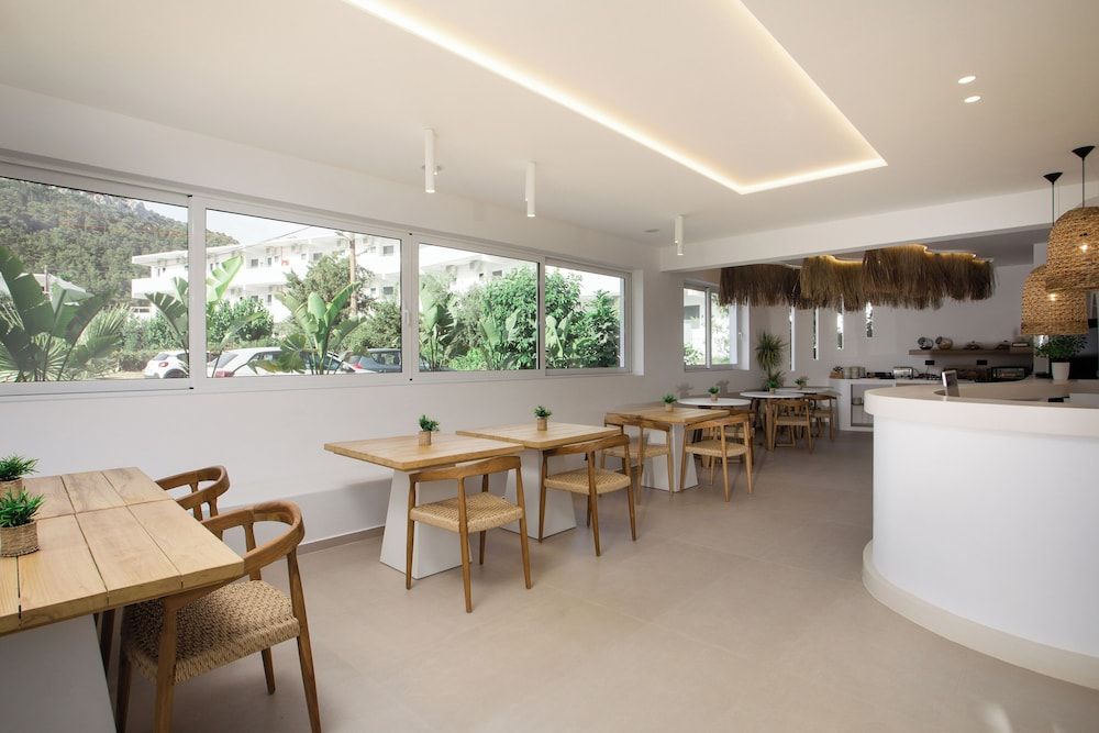 Stay Helios - Aparts & Pool Suites 2