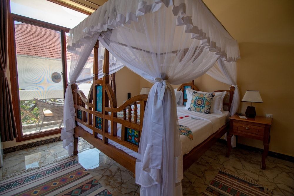 Sunny Palms Beach Bungalows 3