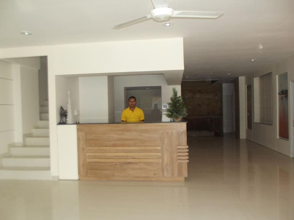 L Bajo Hotel 3