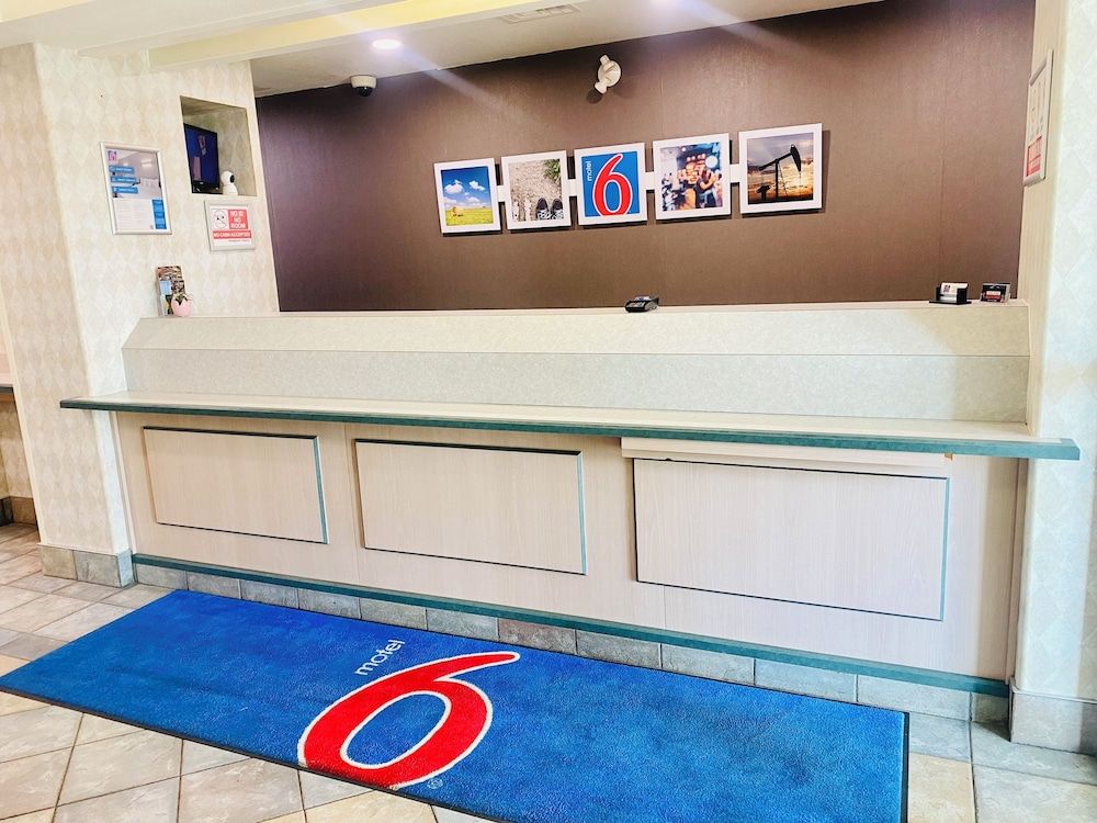 Motel 6 Red Deer, AB 3