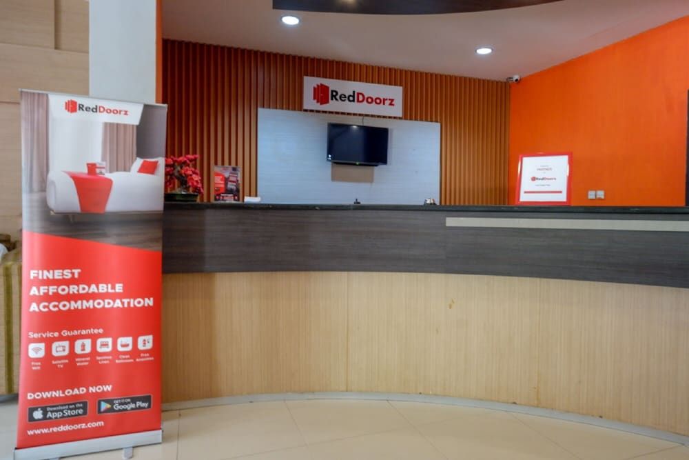 RedDoorz Plus near Hotel Benua Kendari 3