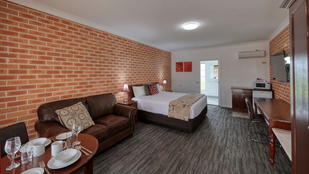 Country Gardens Motor Inn 3