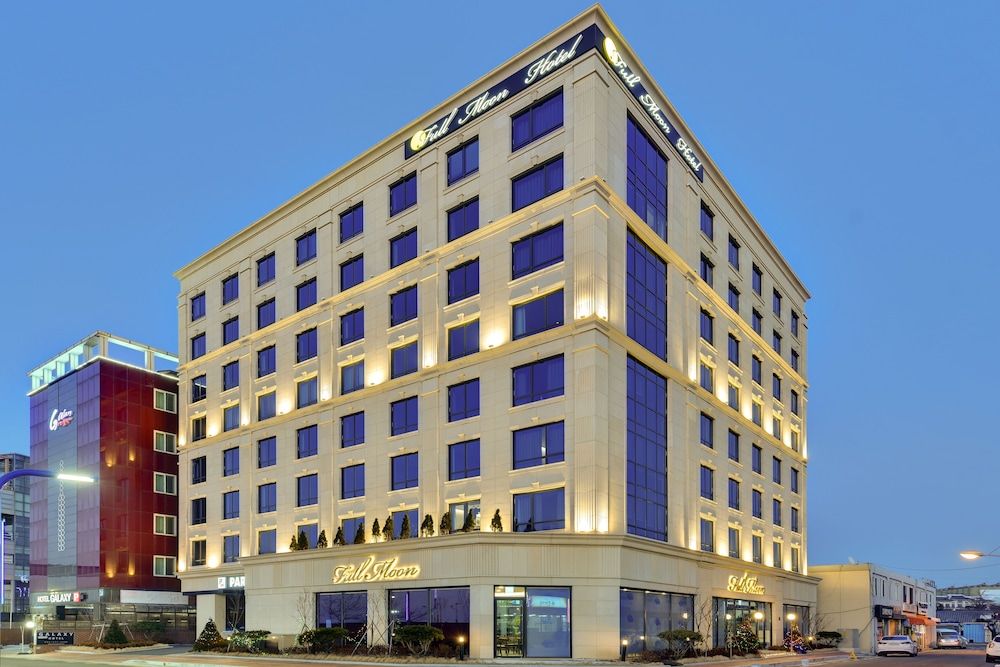 Full Moon Hotel 1