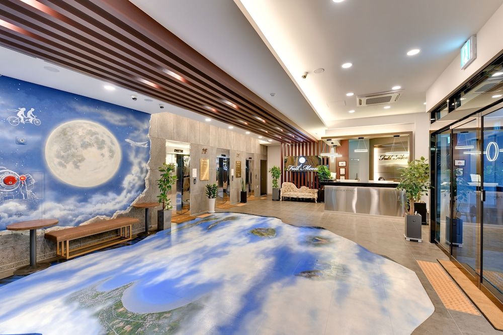 Full Moon Hotel 2