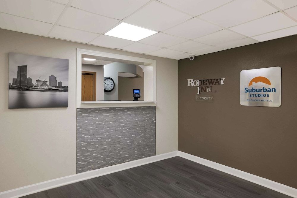 Suburban Studios Milwaukee Airport 2