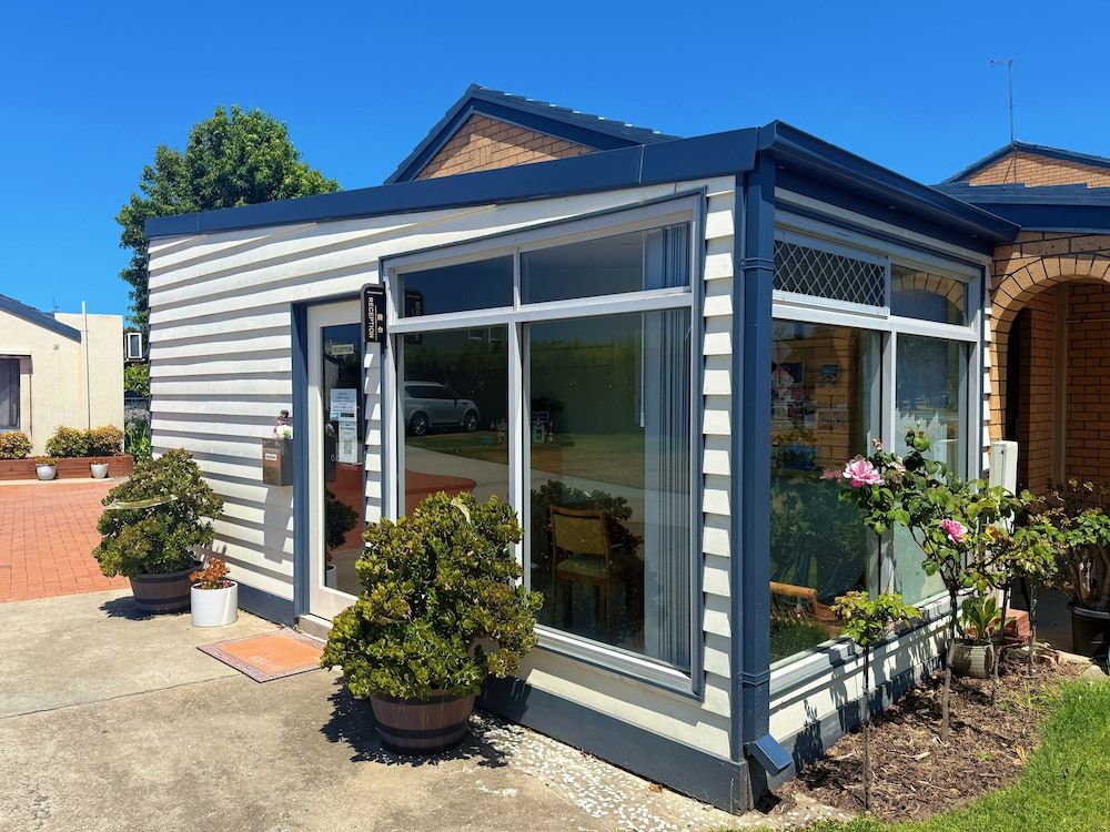 Lakeside Motel Waterfront 2