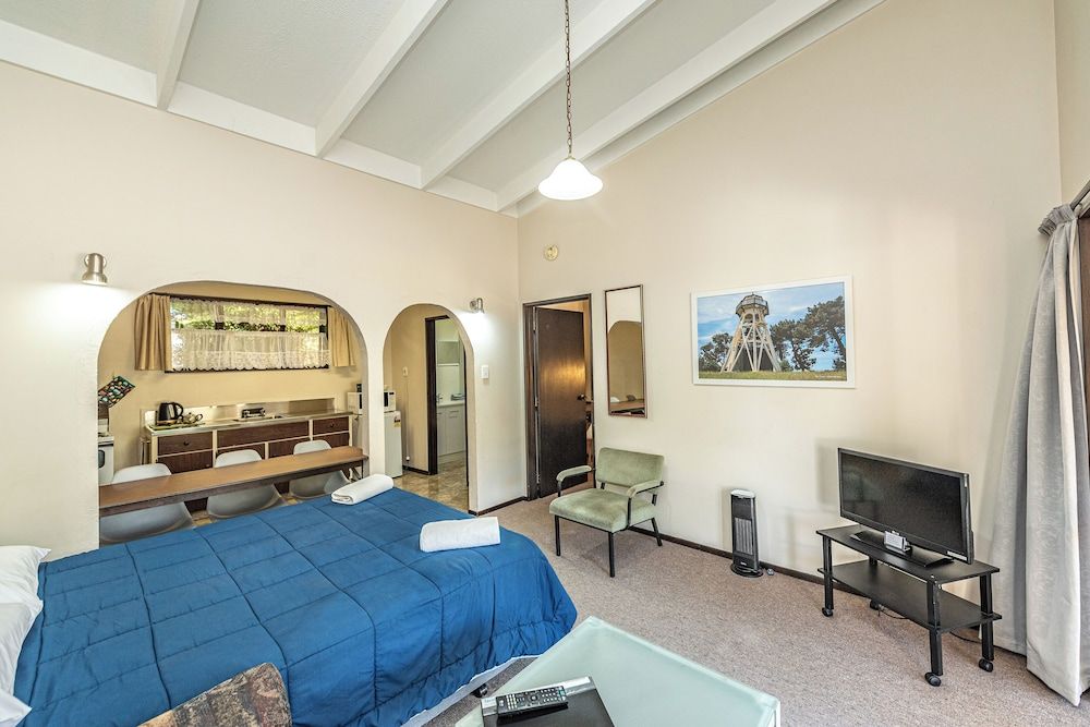Riverside Motel 3