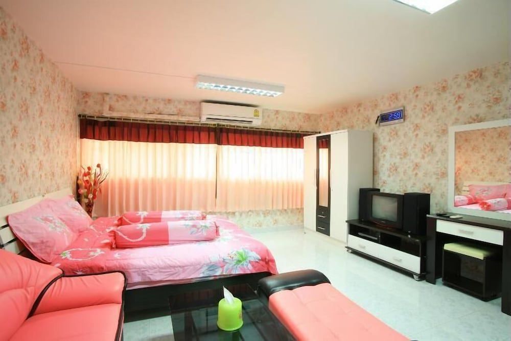 Deluxe at Popular Condo 3