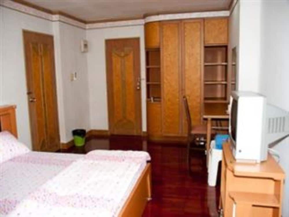 Lotus Condo Downtown 3