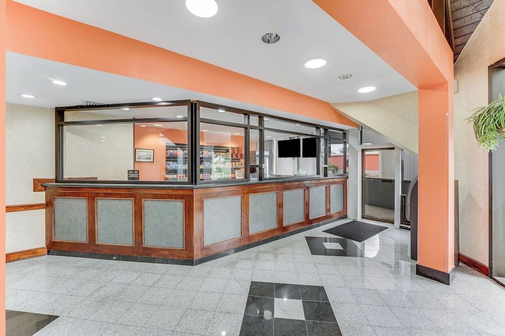 Red Carpet Inn & Suites 2