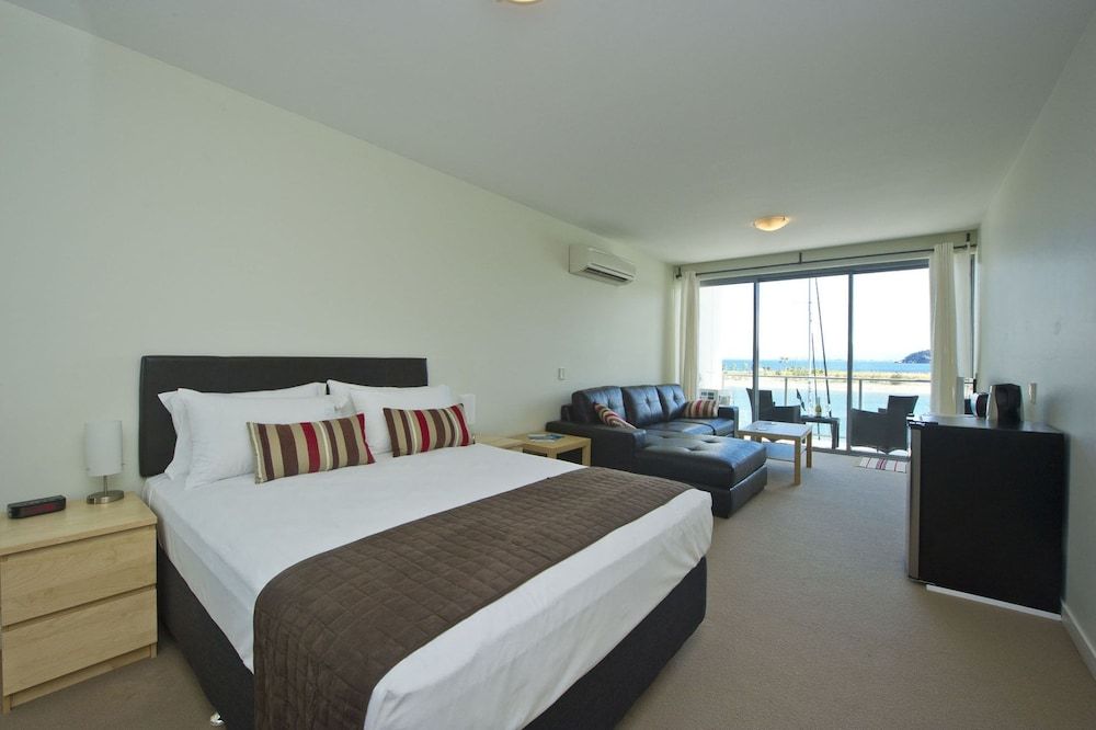 Blue On Blue Studio Room 1362 2