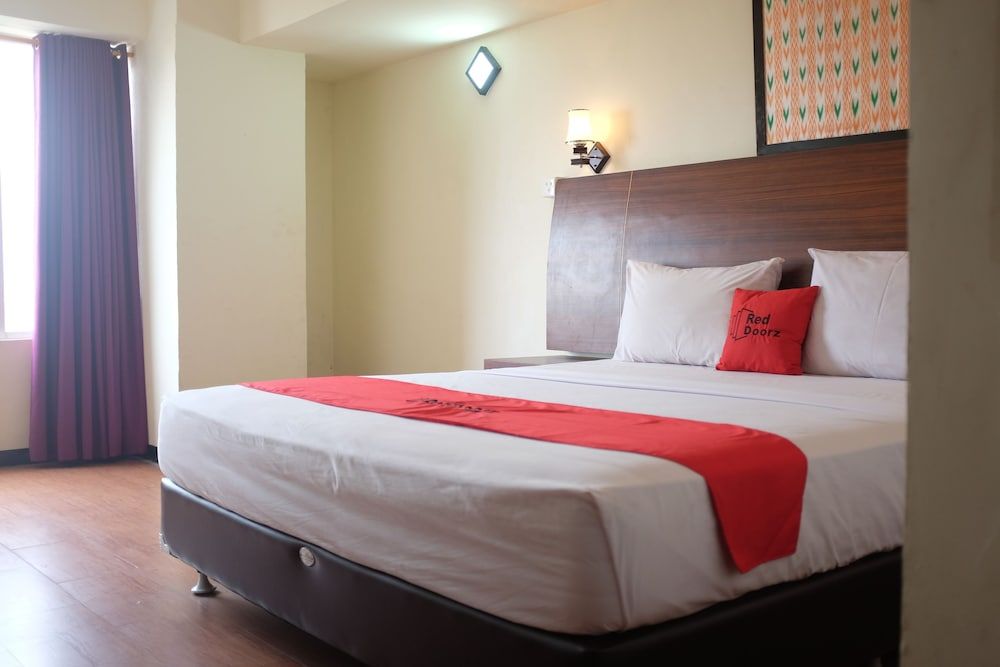 RedDoorz Plus near Senen 2