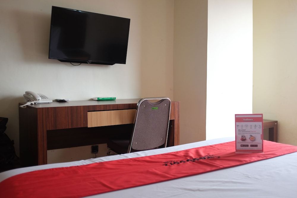 RedDoorz Plus near Senen 3