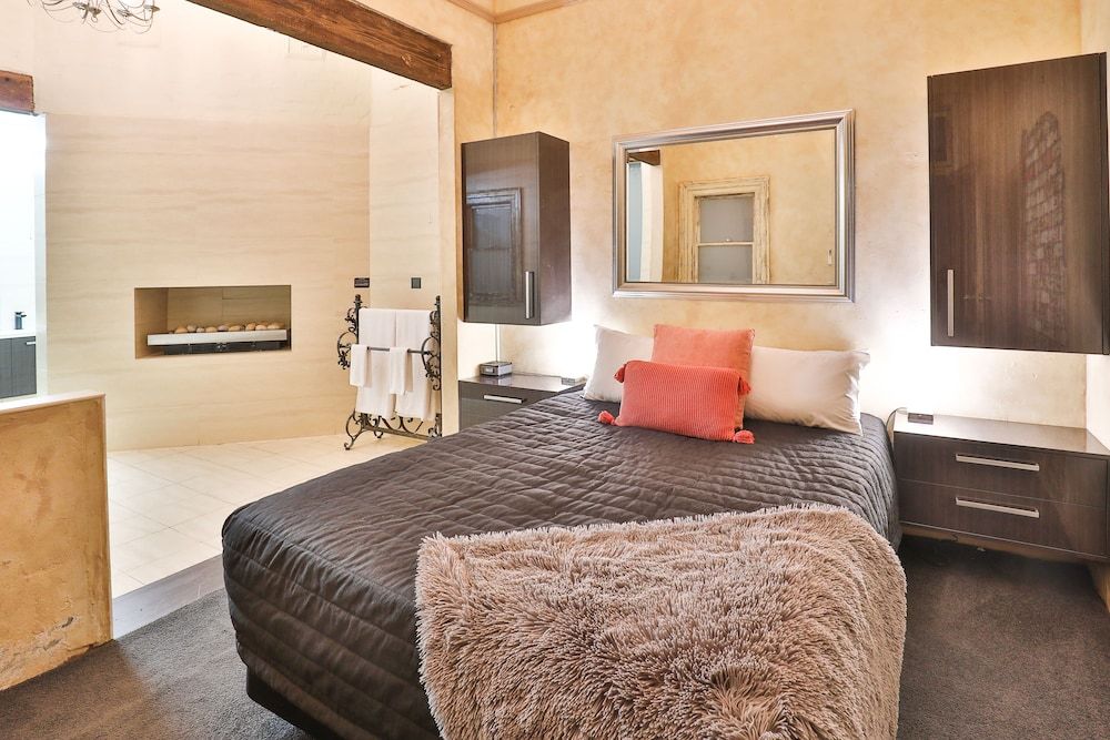 Indulge Apartments - Eighth Street 3