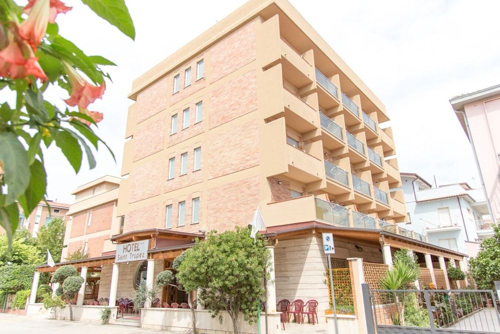 Hotel Saint Tropez 3 estrelas em Pineto