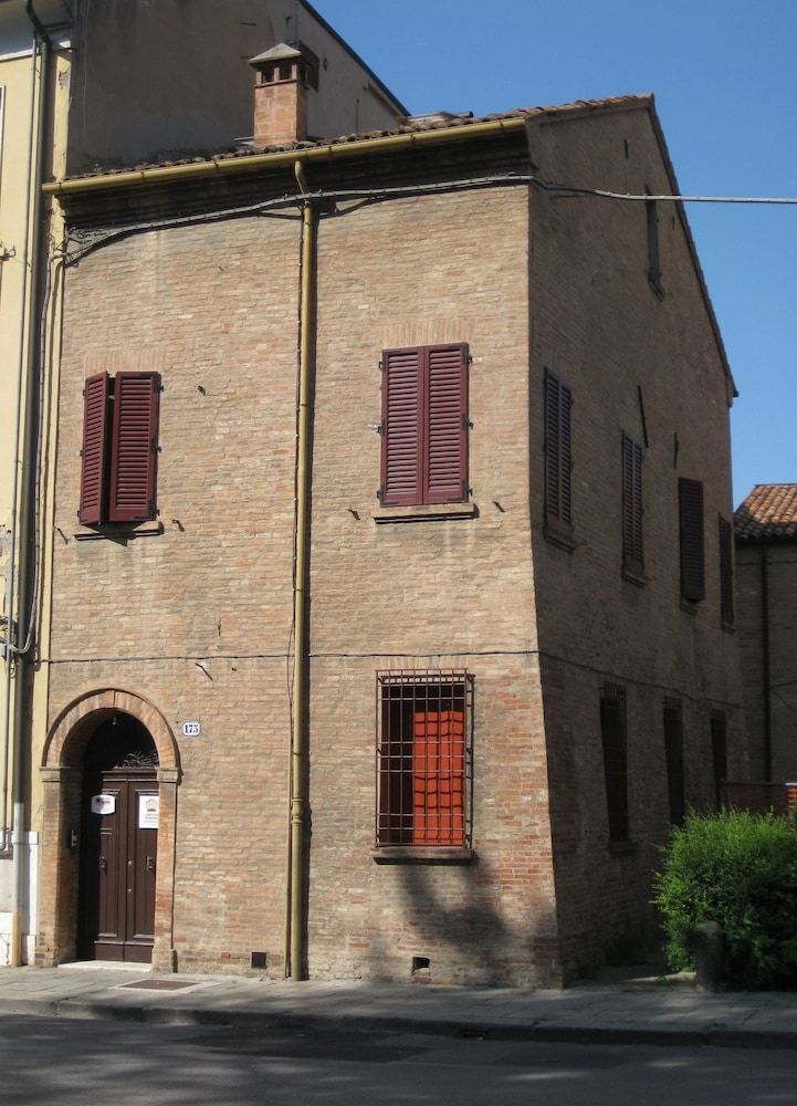 Low Cost Ferrara 1