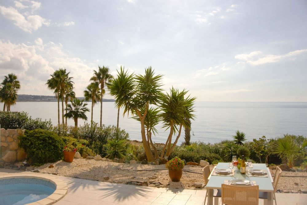 Beachfront Azura Sunrise -1 estrellas en Peyia