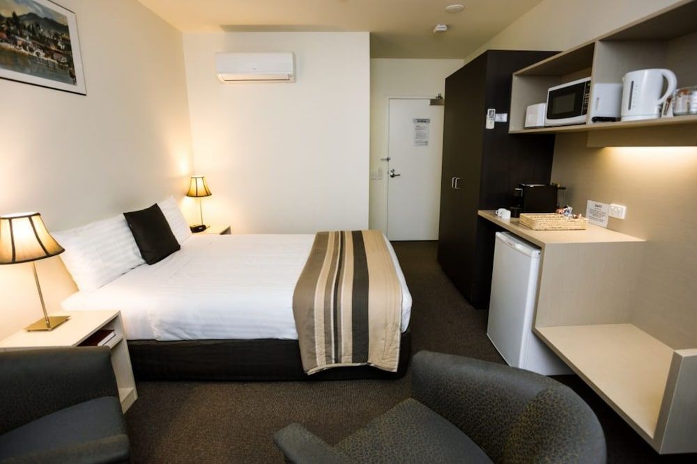 Shoreline Hotel 3