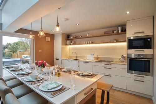 Hydrangea House - Luxury Hideaway with Hot Tub - Sleeps 10 - Pets Welcome! 4 estrelas em Hythe