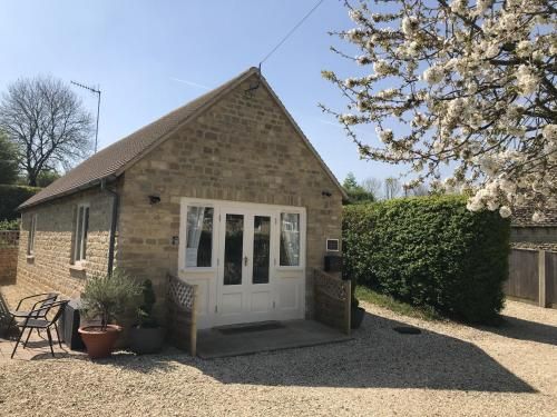 Cherry Tree Cottage in idyllic Cotswold village 3