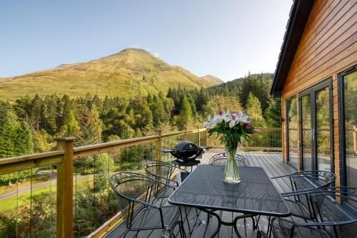 Stunning 5 star lodge with loch and mountain views 4 estrellas en Crianlarich