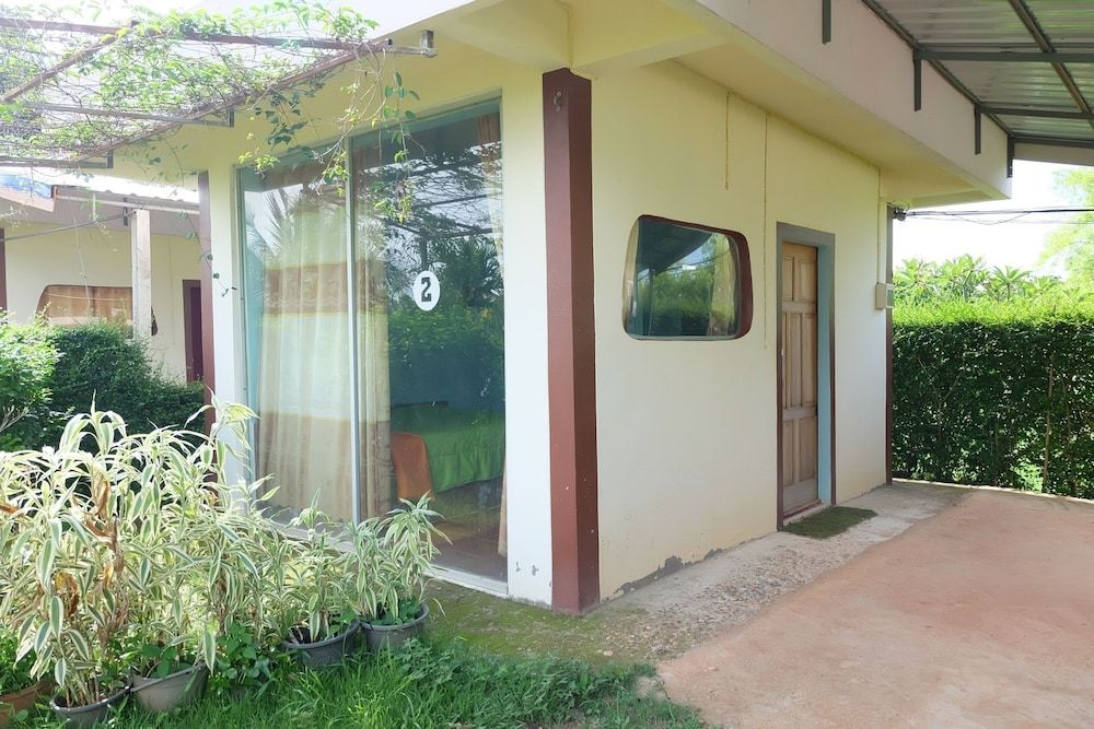 Khuan Pron Holiday Home -1 estrellas en Sakon Nakhon