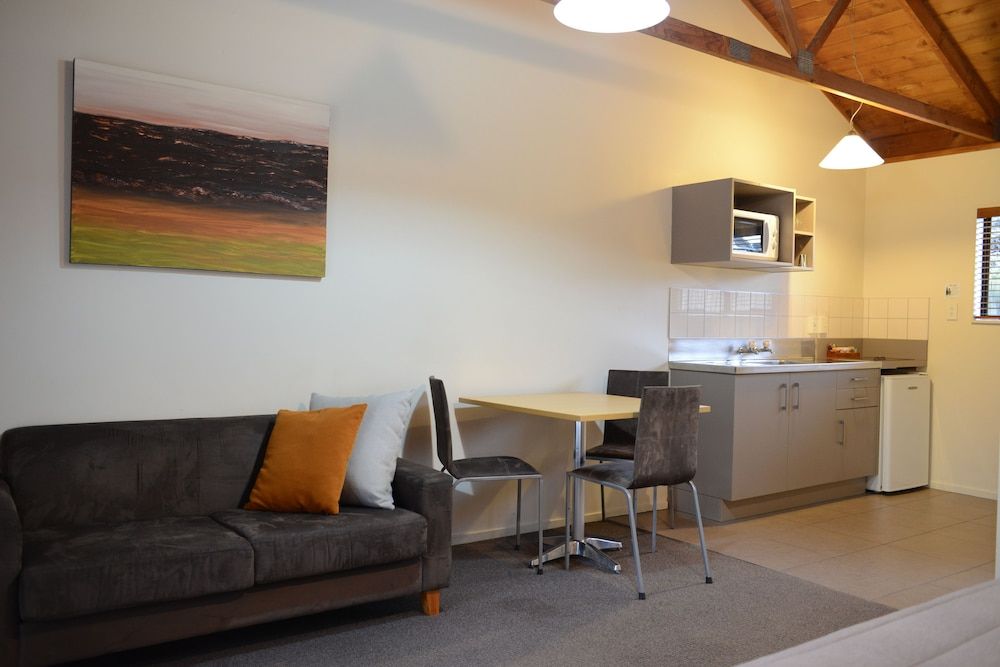 The Hobbit Motorlodge 2