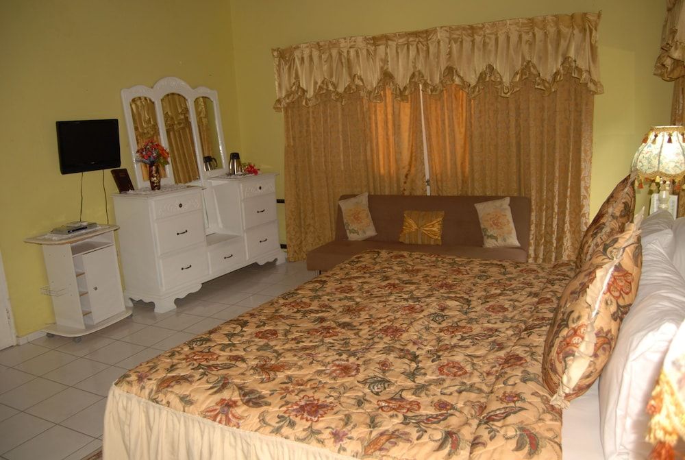 PinkHibiscus Guest House 2