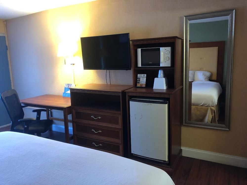 Express Airport Inn 2