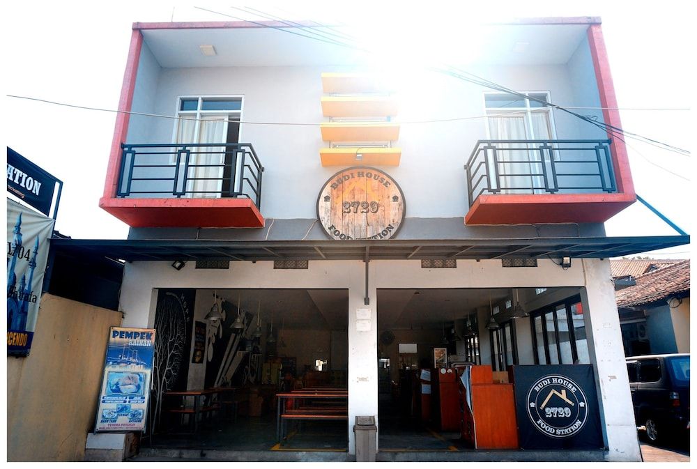 Budi House & Food Station -1 estrellas en Bandung
