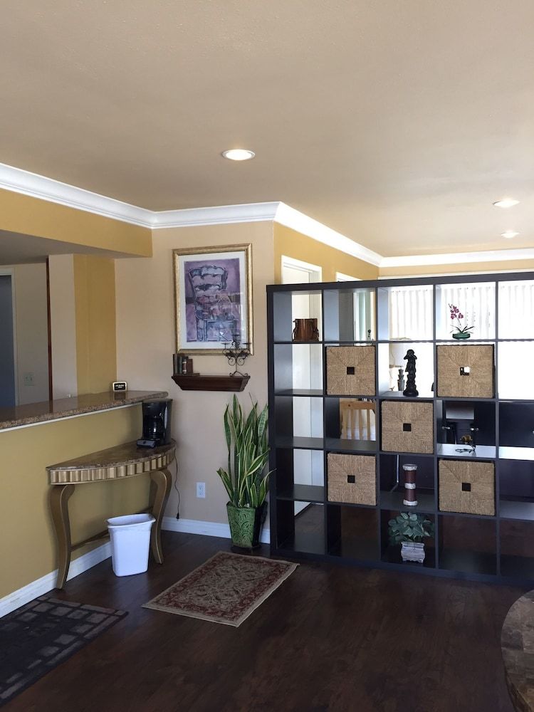 Fullerton Inn - Near Medieval Times 3