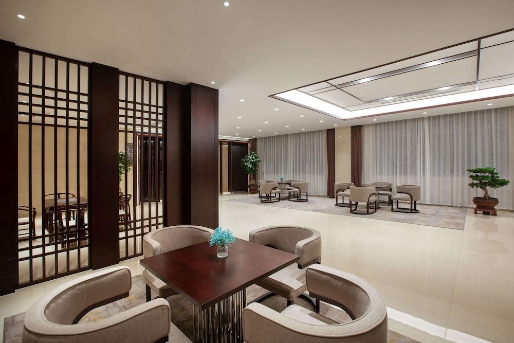 Ramada Encore by Wyndham Linqu Downtown 2