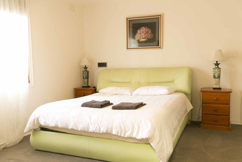 Hawthorn Holiday House 2