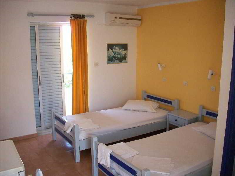 Rena Studios 2 estrellas en Cos