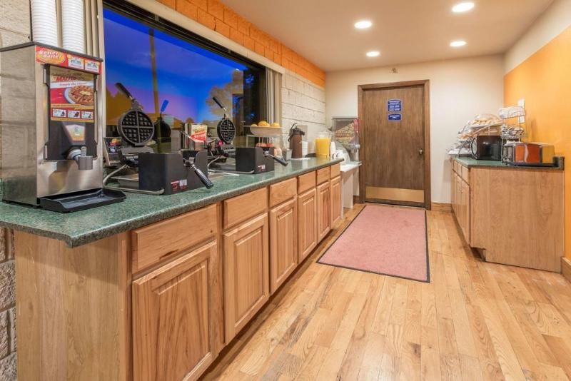 Howard Johnson Colorado Springs 2